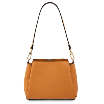 Abby leather shoulder bag in warmes Cognac genarbtes Leder with a two-tone shoulder strap and goldfarbene Beschläge.