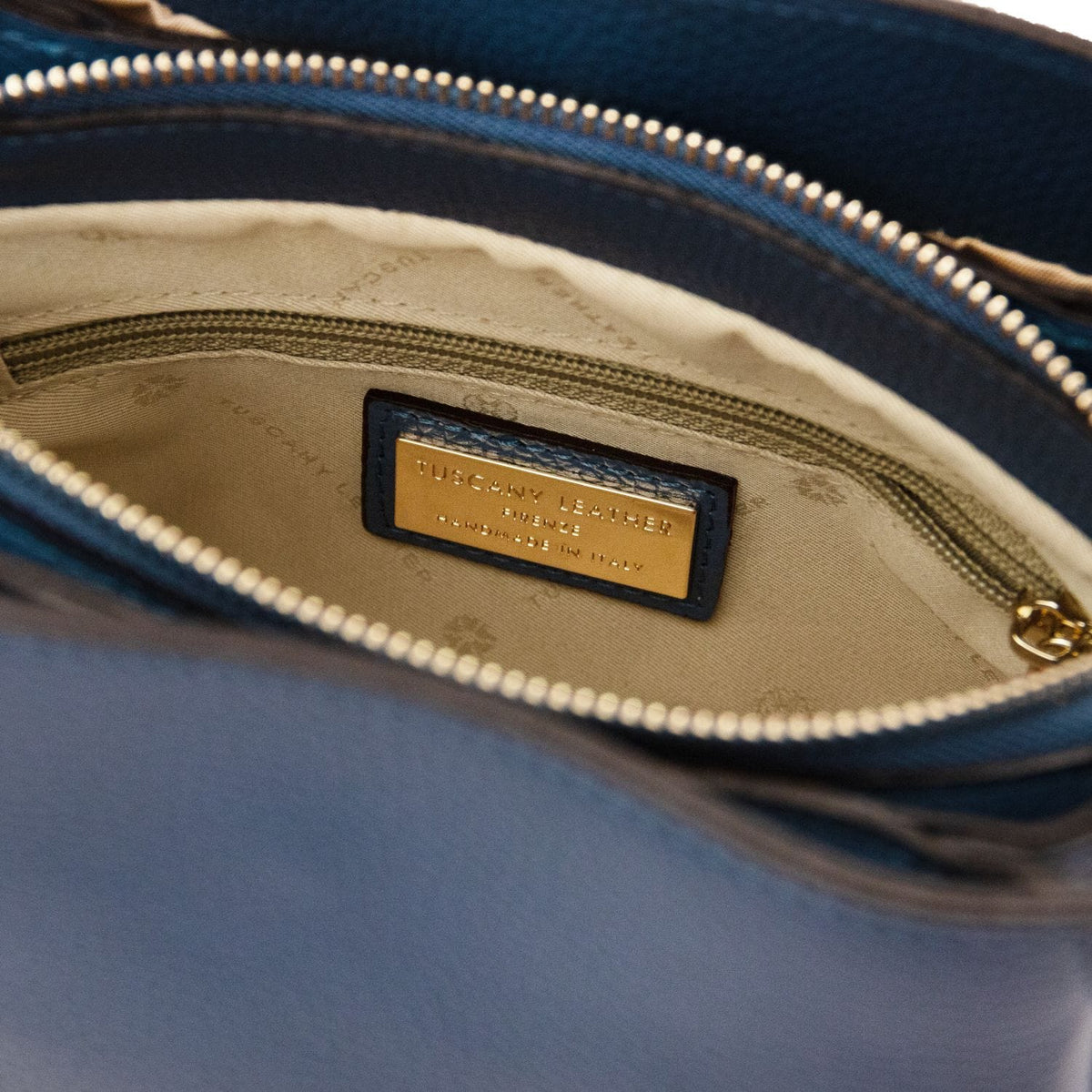 Interior of Abby leather shoulder bag with beiges Futter and gold label plaque