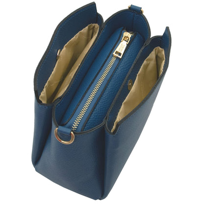 Blue Abby leather shoulder bag geöffnet und zeigt zwei Seitenfächer and a center Reissverschlusstasche with beiges Futter.