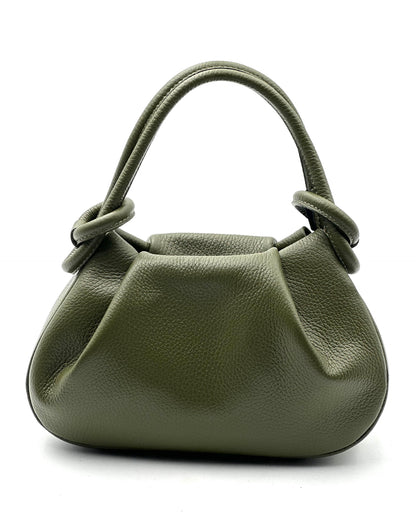 Bolso de piel granulada verde oliva con asa superior anudada a ambos lados sobre fondo blanco.