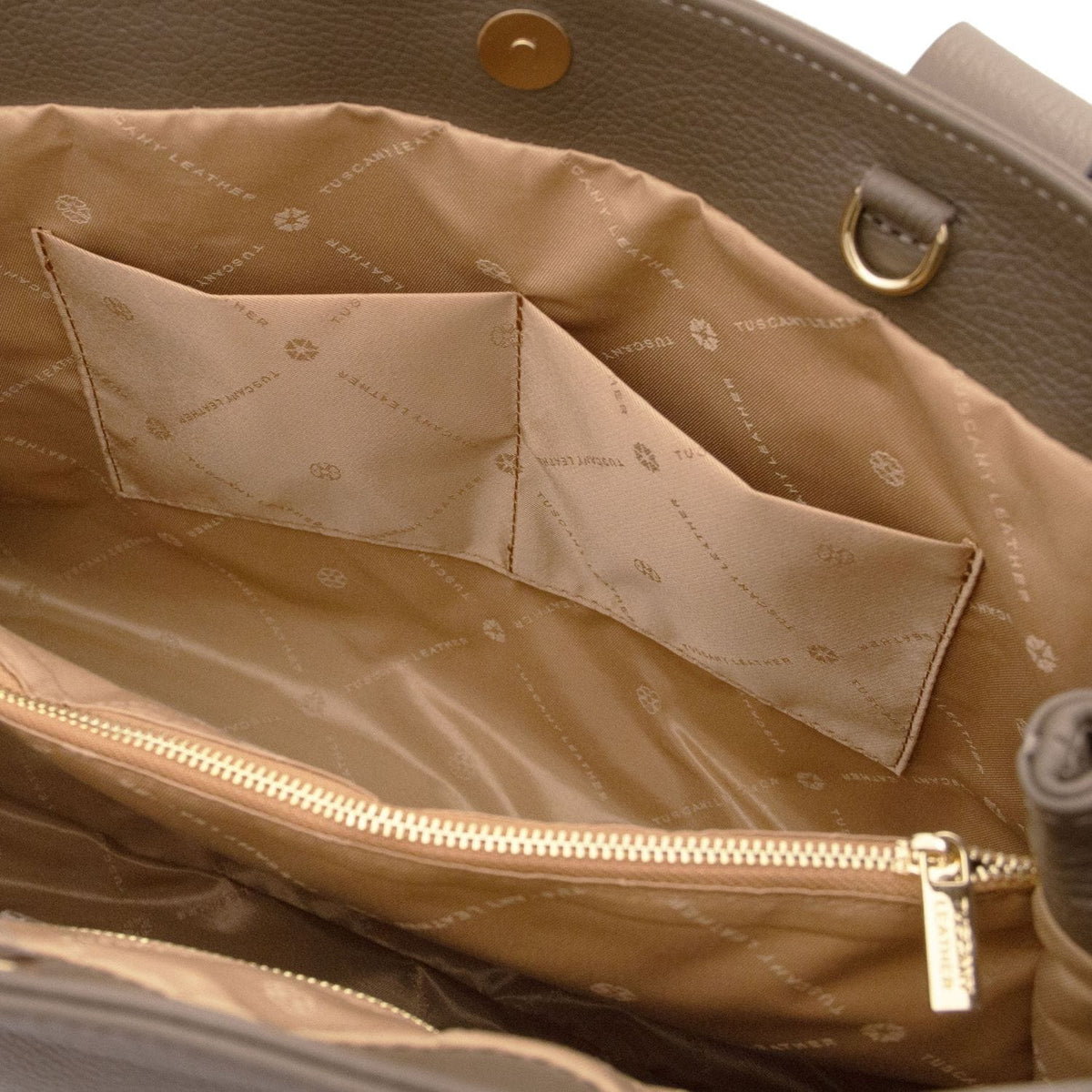 Vista interior of Callie piel suave shoulder bag showing stitched pockets and a zip compartment