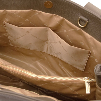 Vista interior of Callie piel suave shoulder bag showing stitched pockets and a zip compartment
