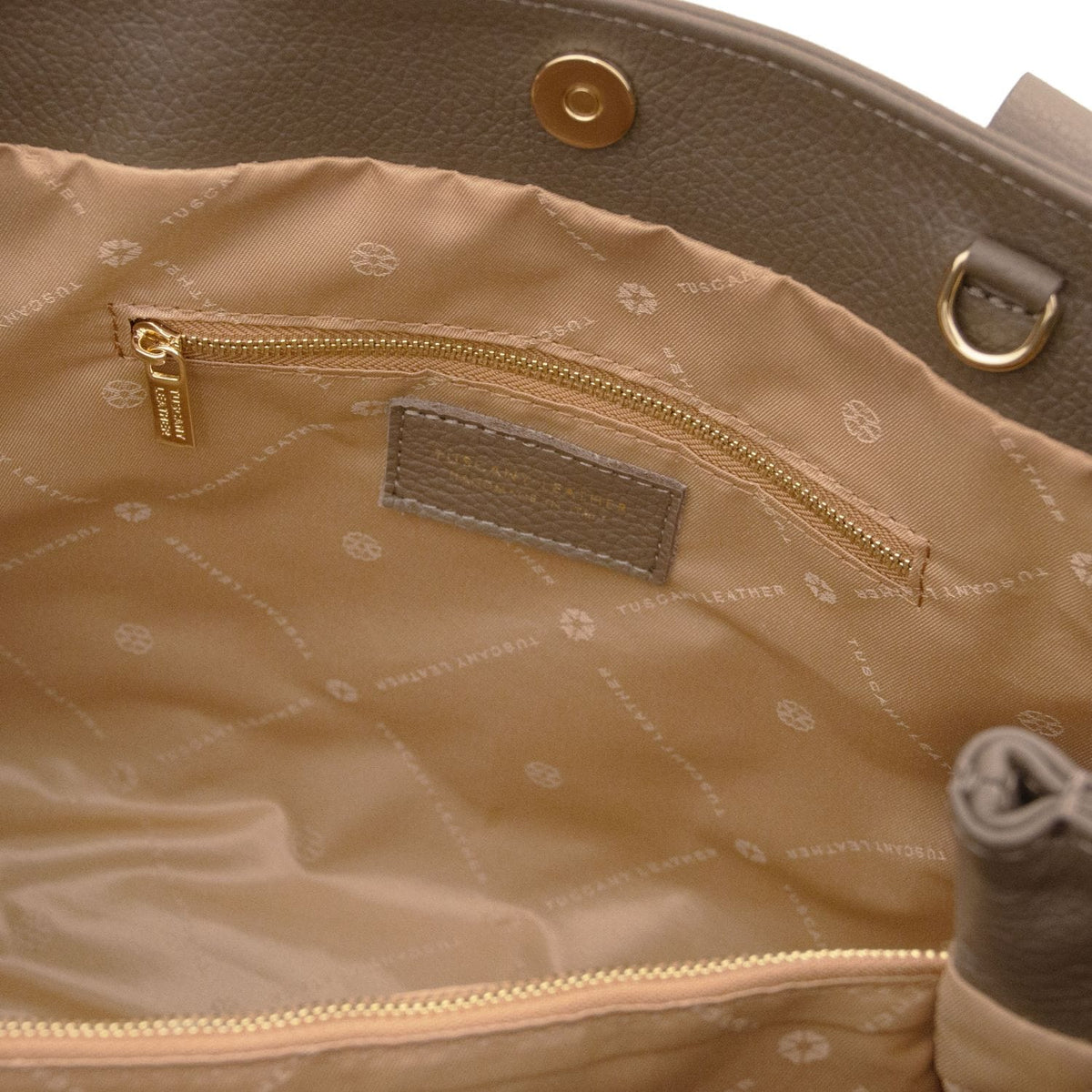 Cuero interior of Callie piel suave shoulder bag with bolsillo con cremallera and label patch