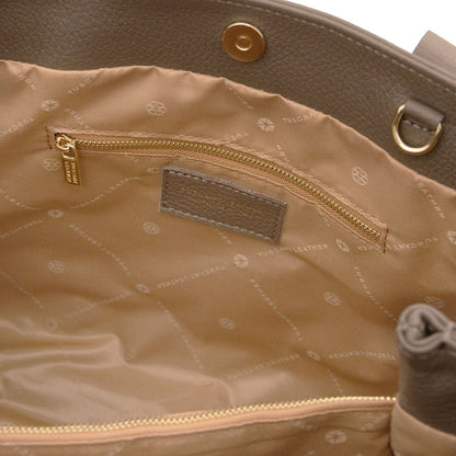 Cuero interior of Callie piel suave shoulder bag with bolsillo con cremallera and label patch
