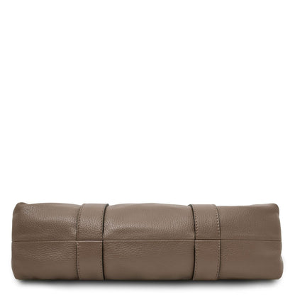 Vista inferior of Callie piel suave shoulder bag with stitched panels and wraparound strap