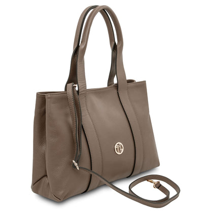 Callie piel suave shoulder bag in taupe with dos asas superiores and a removable strap