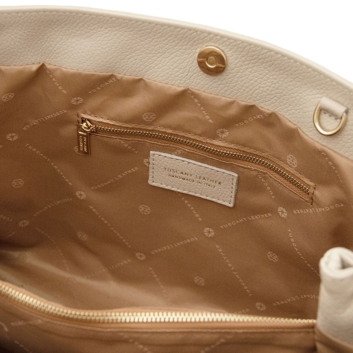 Cuero forro interior of Callie piel suave shoulder bag with bolsillo con cremallera and brand tag