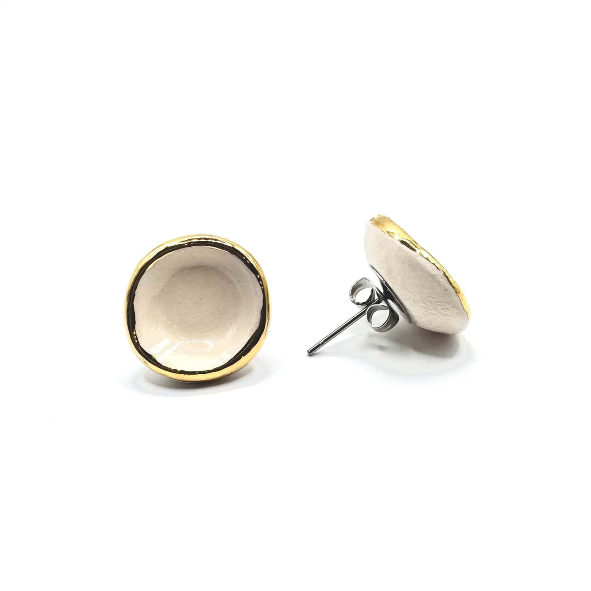 Two Camelia white ceramic stud earrings with gold rims vor weissem Hintergrund