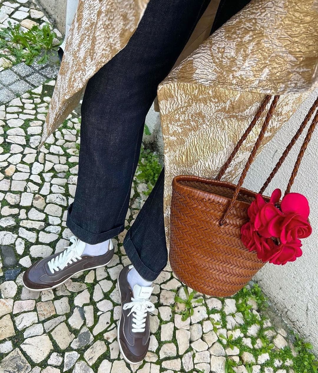 Casconhaqueho handwoven leather shoulder bucket bag with braided straps and a bright pink flower accessory