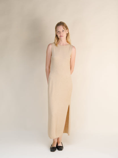 Beige cashmere blend boat neck sleeveless dress indossata da una modella, full-length knit gown