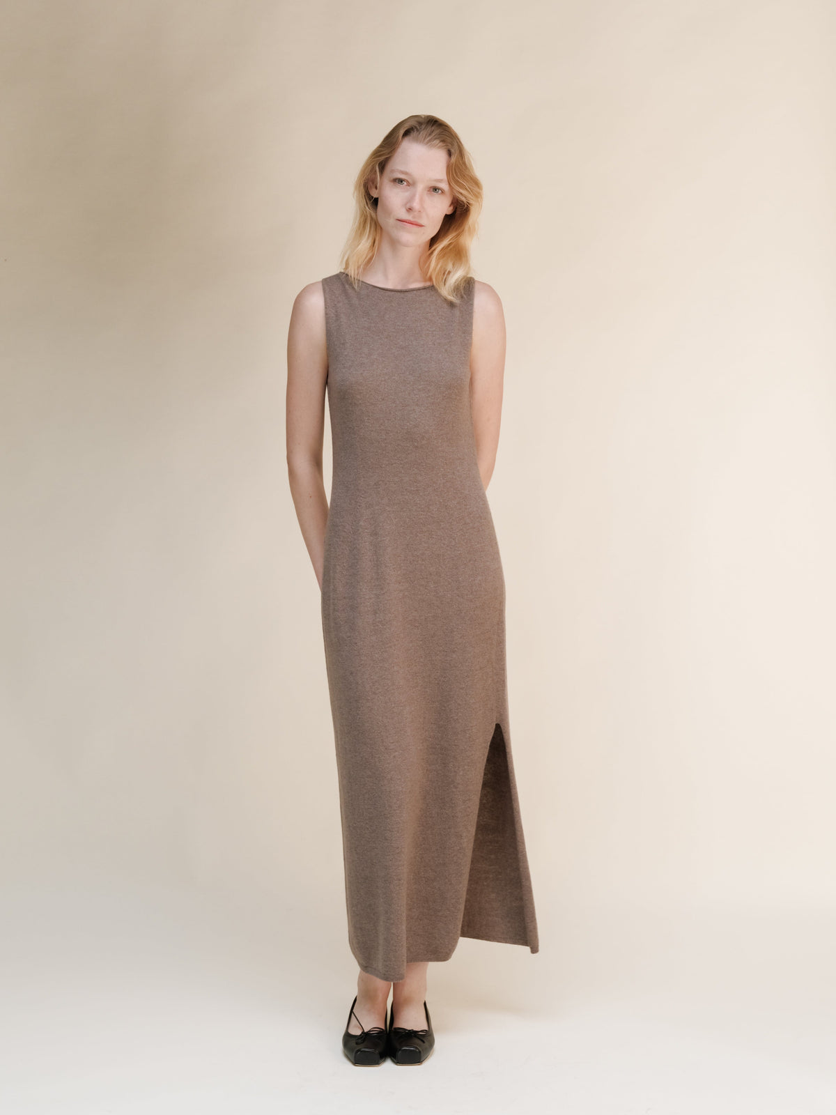 Taupe cashmere blend boat neck sleeveless dress indossata da una modella in full length against a neutral backdrop