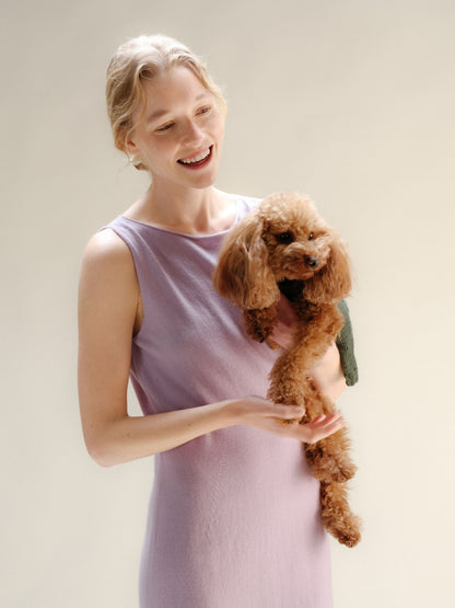 Modella con lavea cashmere blend boat neck sleeveless dress holding a small marrone poodle