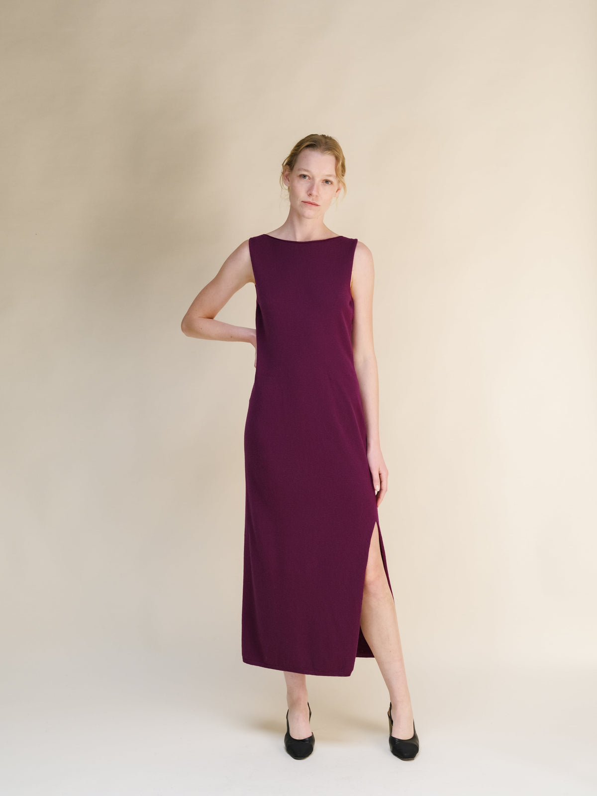 Full-length modella con a bordeaux cashmere blend boat neck sleeveless dress con a spacco laterale