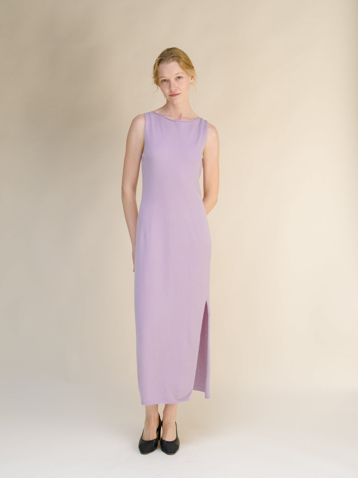 Lilla cashmere blend boat neck sleeveless dress indossata da una modella, full-length knit gown