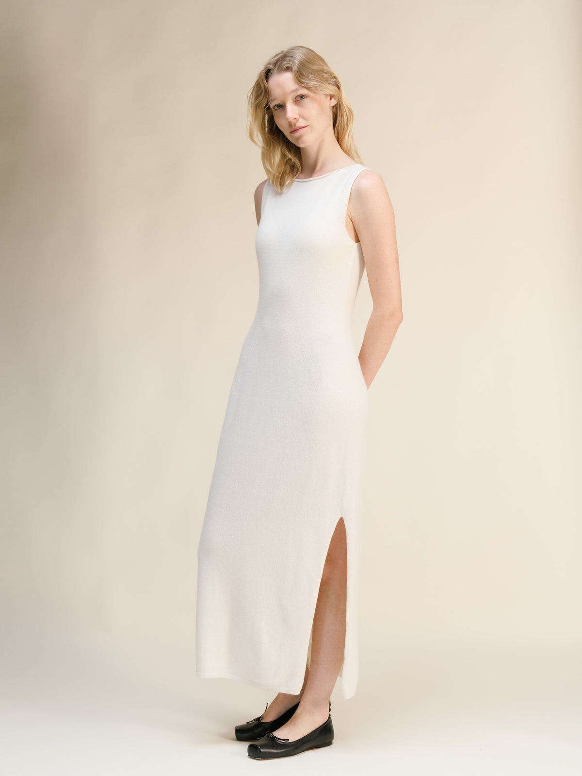 Bianco cashmere blend boat neck sleeveless maxi dress con spacco laterale on a model