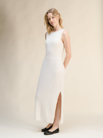 Bianco cashmere blend boat neck sleeveless maxi dress con spacco laterale on a model