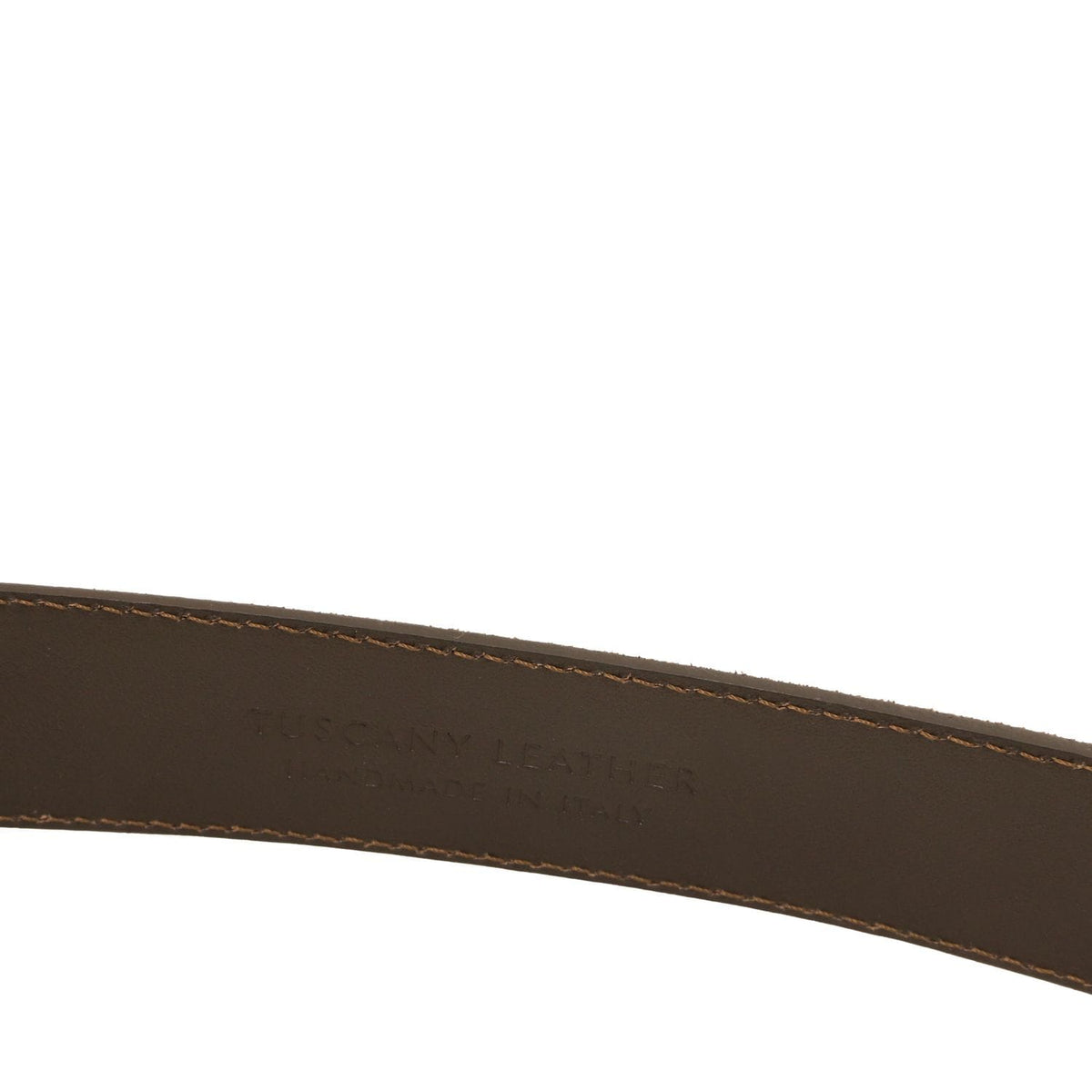 Close-up of a brown suede leather belt with visible randstiksels.