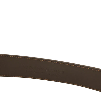 Close-up of a brown suede leather belt with visible randstiksels.