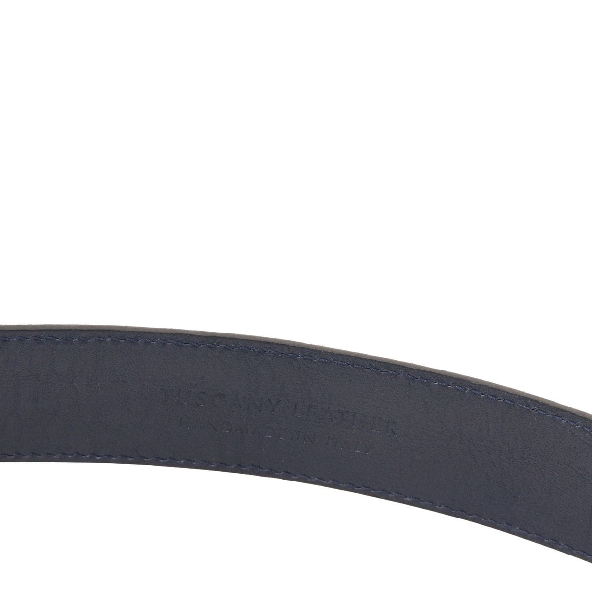 Close-up of marineblauw suède riem showing stitched edge and subtle embossed text on the strap