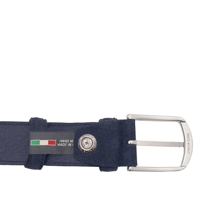 Marineblauw suède riem with a zilverkleurige gesp and an Italiaanse vlag label