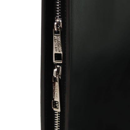 Grande plano of silver branded zipper on Cosconhaquetino leather document case