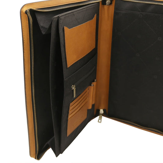 Geöffnetes leather document case with cognacfarben trim and black lining zeigt card pockets and a Reissverschlusstasche