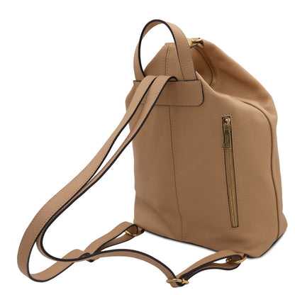 Dublin backpack shown from the side with a verticale goudkleurige rits pocket and cognac straps.