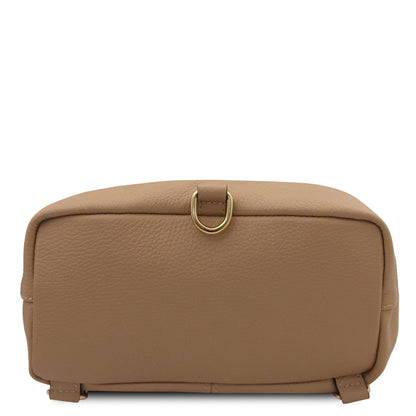 Onderaanzicht of the Dublin cognac leather backpack with generfde textuur and a gold ring accent.