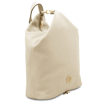 Zijaanzicht of the beige Dublin leather backpack highlighting generfd leer and goudkleurig beslag with logo plaque