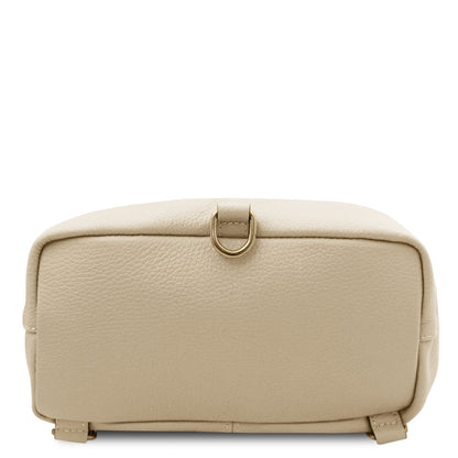 Onderaanzicht of the beige Dublin leather backpack with gestikte randen and a metal ring attachment