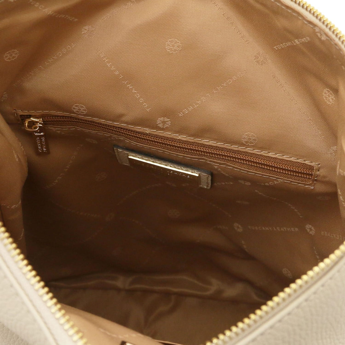 Geopend interior of Dublin backpack with brown lining and a ritsvak along the side