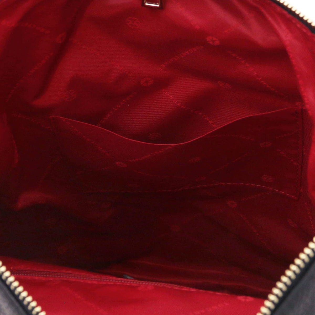 Rood lining and curved interior pocket inside the Dublin rugzak van zacht Italiaans leer