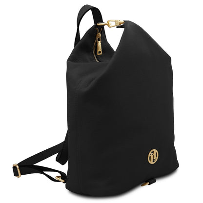 Three-quarter view of black Dublin leather backpack with top zipper and goudkleurig beslag.