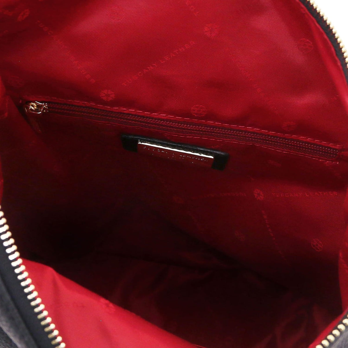 Rood interior of the Dublin backpack with a zipped pocket and voering met logopatroon