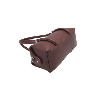 Burgundy leather handbag sobre fondo blanco