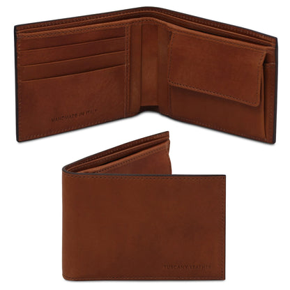 Portafoglio a due ante aperto in pelle opaca color cuoio con slot carte a sinistra e portamonete a destra, Made in Italy