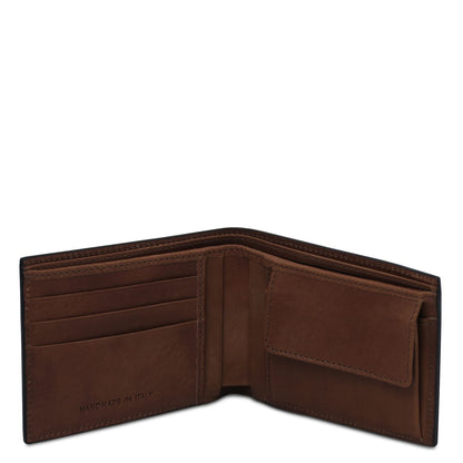 Portafoglio da uomo aperto in pelle opaca marrone con slot carte e portamonete; interno con timbro Handmade in Italy