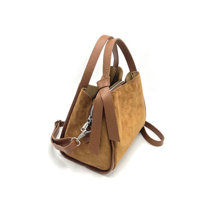 Pienza – Italian Suede Leather Tote Hebag – Espresso Marrone con pelle martellata straps, silver zipper, e suede body su sfondo bianco.