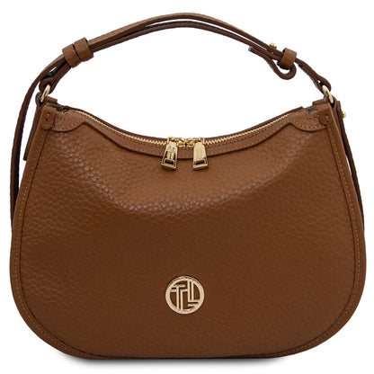 Vista frontal of brown pebbled Hoblò piel suave hobo bag with tirador dorados and logo medallion.