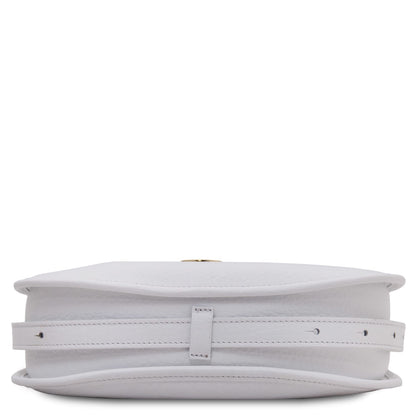 Vista lateral of white Hoblò Soft Leather hobo bag showing slim profile and correa de hombro ajustable with herrajes dorados.
