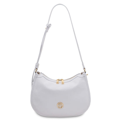 Vista frontal of white Hoblò Soft Leather hobo bag with tirador dorados and circular logo dorado on the front.