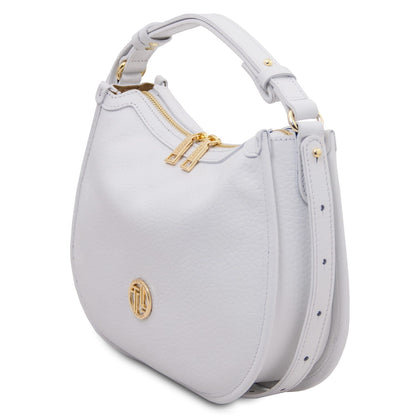 Three quarter view of the white Hoblò piel suave hobo bag showing herrajes dorados and an correa ajustable