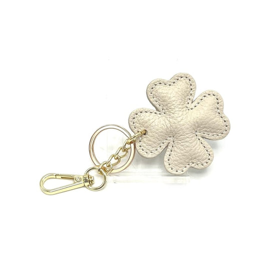 Beige Italian leather four-leaf clover keyring and bag charm with goldfarbene Beschläge