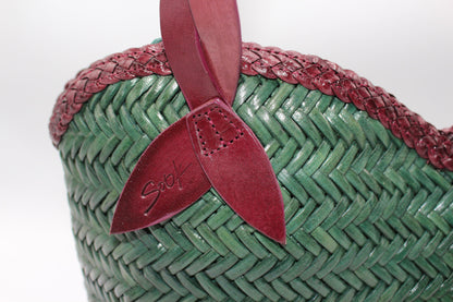Léafa - Hewoven Leather Shoulder Bag | Bordeaux & Verde primo piano of woven leather texture con bordeaux trim e verde leather body detail.