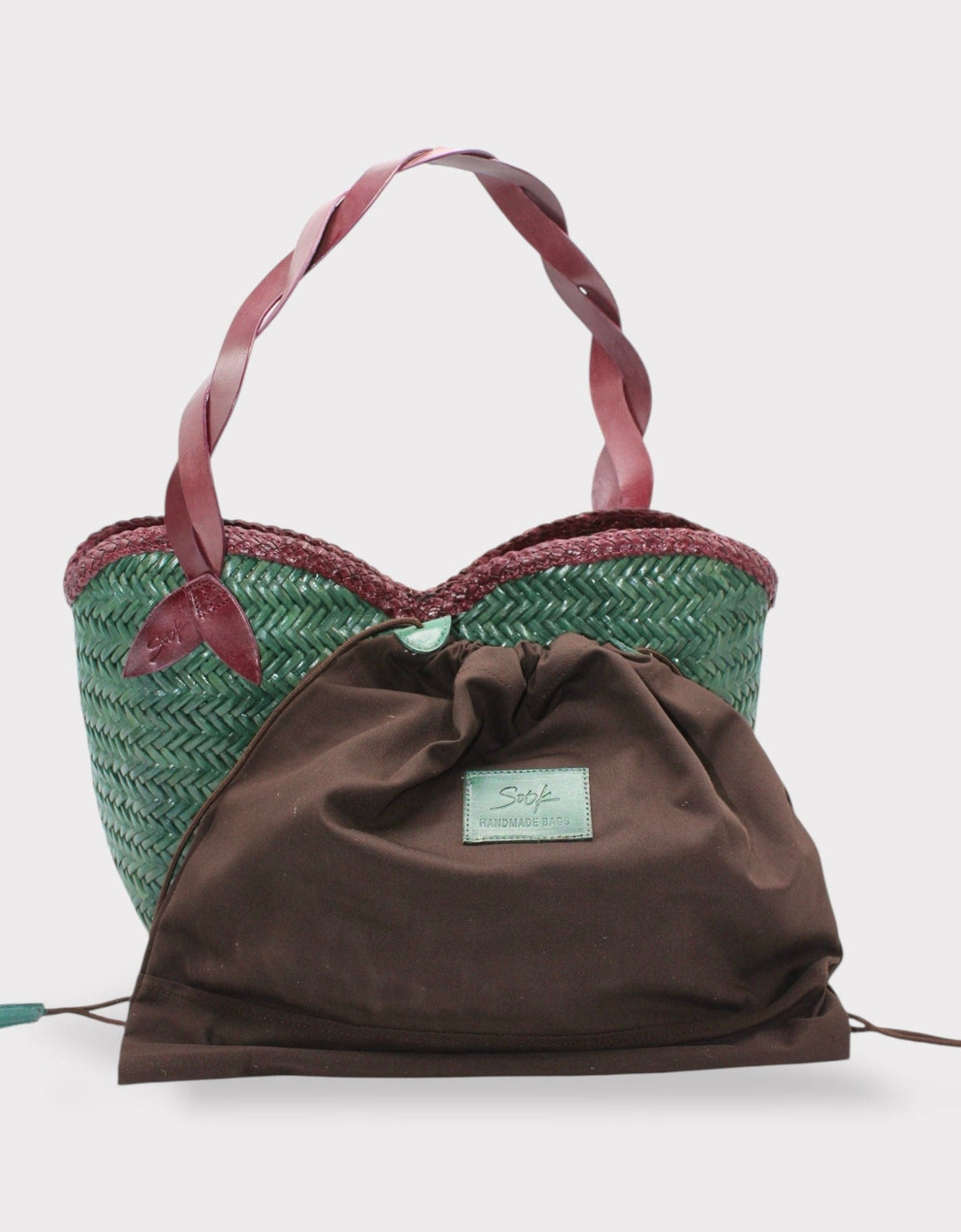 Léafa - Hewoven Leather Shoulder Bag | Bordeaux & Verde con twisted leather heles e woven texture in verde e bordeaux tones.