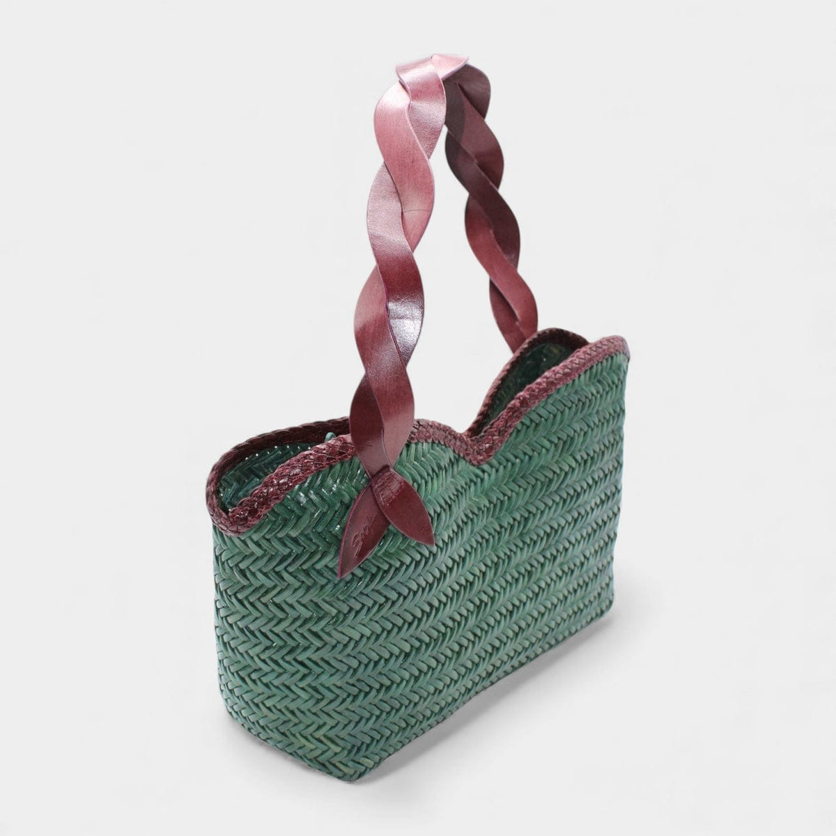 Léafa - Hewoven Leather Shoulder Bag | Bordeaux & Verde con braided bordeaux leather heles e texturosso verde woven leather body.