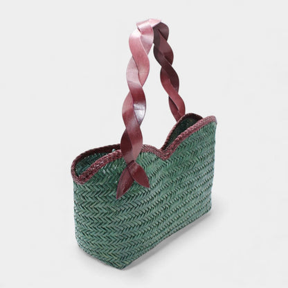 Léafa - Hewoven Leather Shoulder Bag | Bordeaux & Verde con braided bordeaux leather heles e texturosso verde woven leather body.