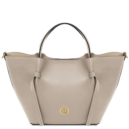 Taupe claro handbag with a logótipo dourado sobre fundo branco
