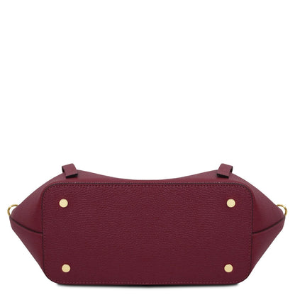 Legame - Italian leather shopping bag - Large size | TL142481 in burgundy pele martelada with ferragens douradas sobre fundo branco.