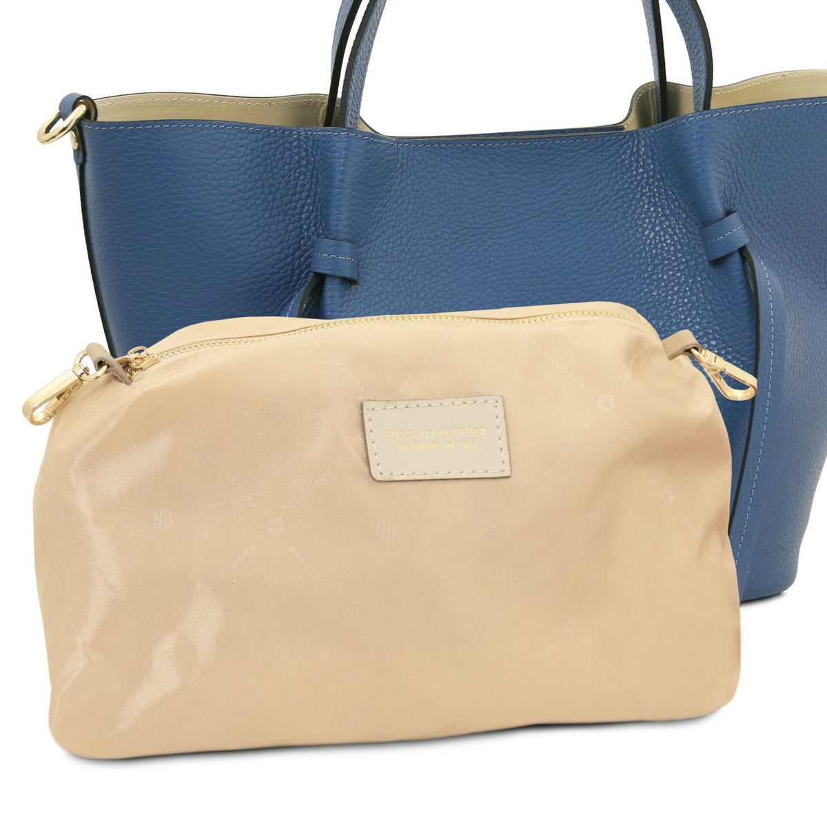 Blue pele martelada tote with two handles and a beige zip pouch in front